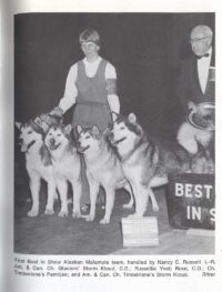 © Howell Book House INC. Stormkloud Malamuteteam mit Mrs. N. Russel